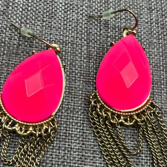 Trifari Dangle Pierced Earrings Neon Pink Faceted Teardrop Gold Chain Barbie - Picture 4 of 6